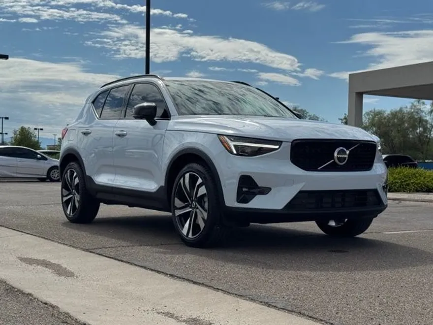 2026 Volvo XC40 photo 1