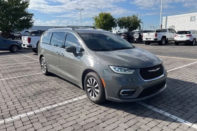 2021 Chrysler Pacifica Touring L photo 1