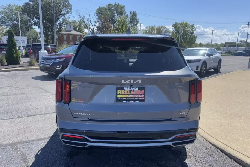 2023 Kia Sorento SX photo 1