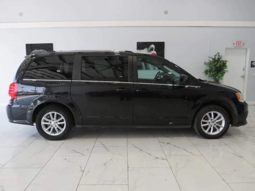 2020 Dodge Grand Caravan SXT photo 1