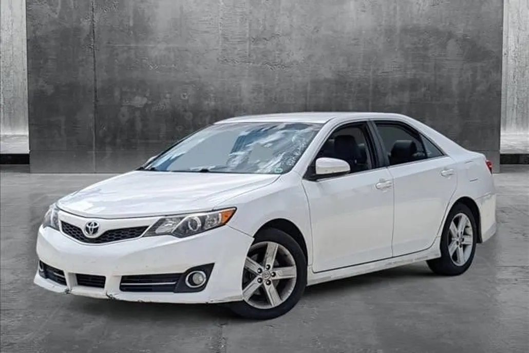 2014 Toyota Camry SE photo 1