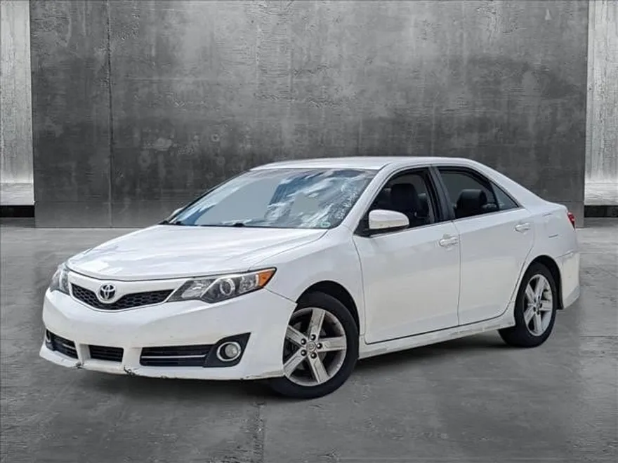 2014 Toyota Camry SE photo 1