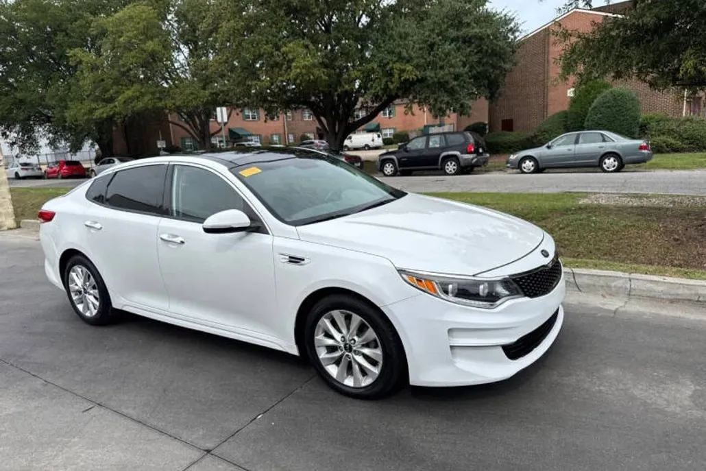 2016 Kia Optima EX photo 1