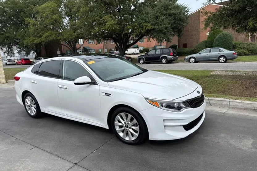 2016 Kia Optima EX photo 1