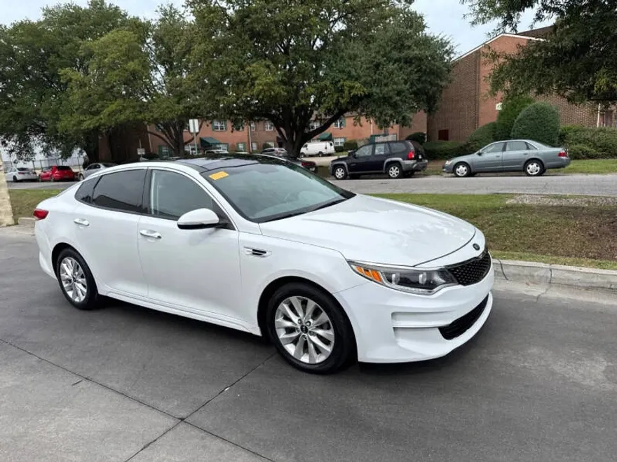 2016 Kia Optima EX photo 1