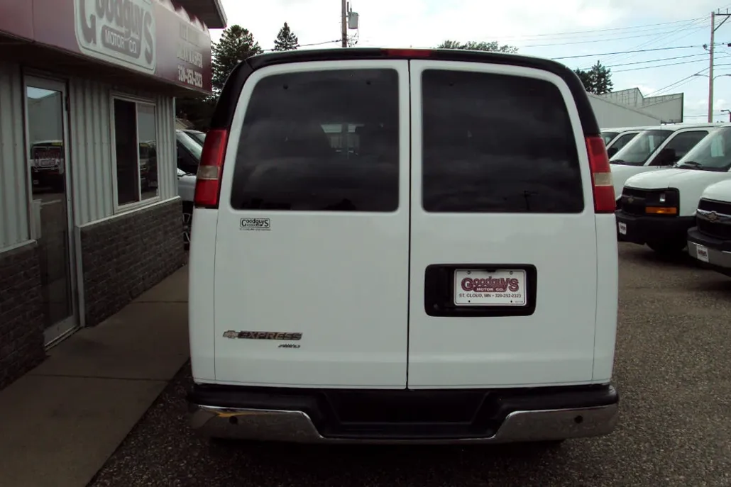 2013 Chevrolet Express Passenger 1500 LT photo 1