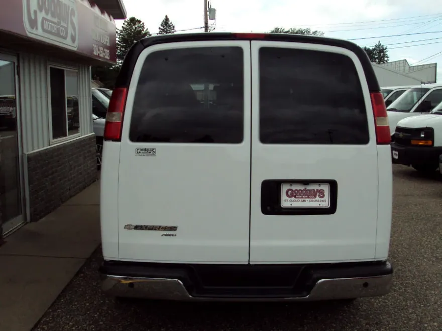2013 Chevrolet Express Passenger 1500 LT photo 1