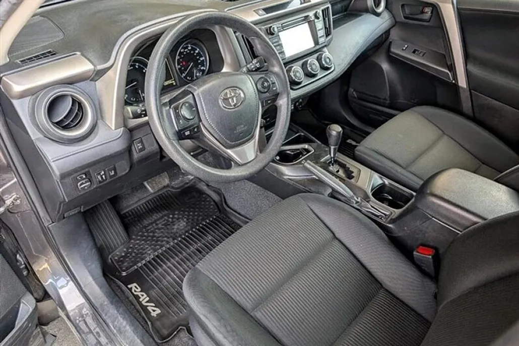 2017 Toyota RAV4 LE photo 1