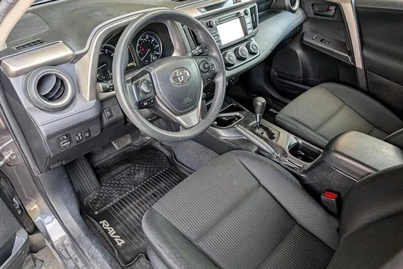 2017 Toyota RAV4 LE photo 1