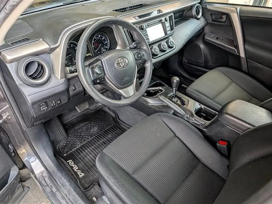 2017 Toyota RAV4 LE photo 1