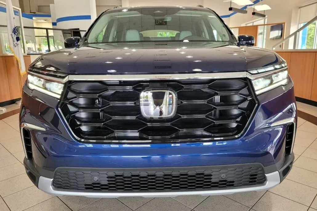 2025 Honda Pilot Touring photo 1