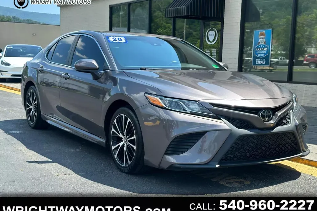 2020 Toyota Camry SE photo 1