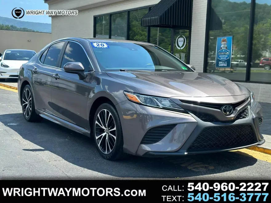 2020 Toyota Camry SE photo 1