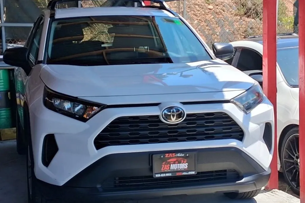2021 Toyota RAV4 LE photo 1