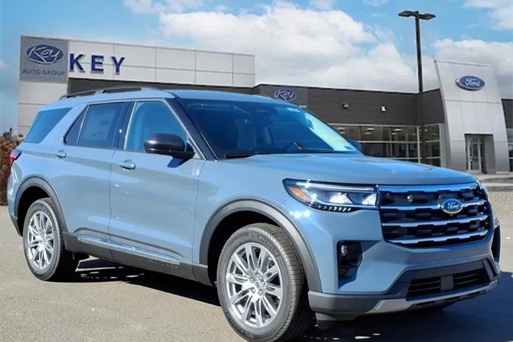 2025 Ford Explorer photo 1