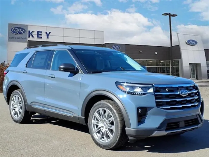 2025 Ford Explorer photo 1