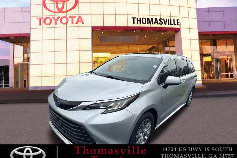 2023 Toyota Sienna XLE photo 1