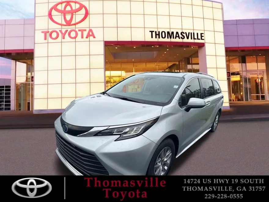 2023 Toyota Sienna XLE photo 1