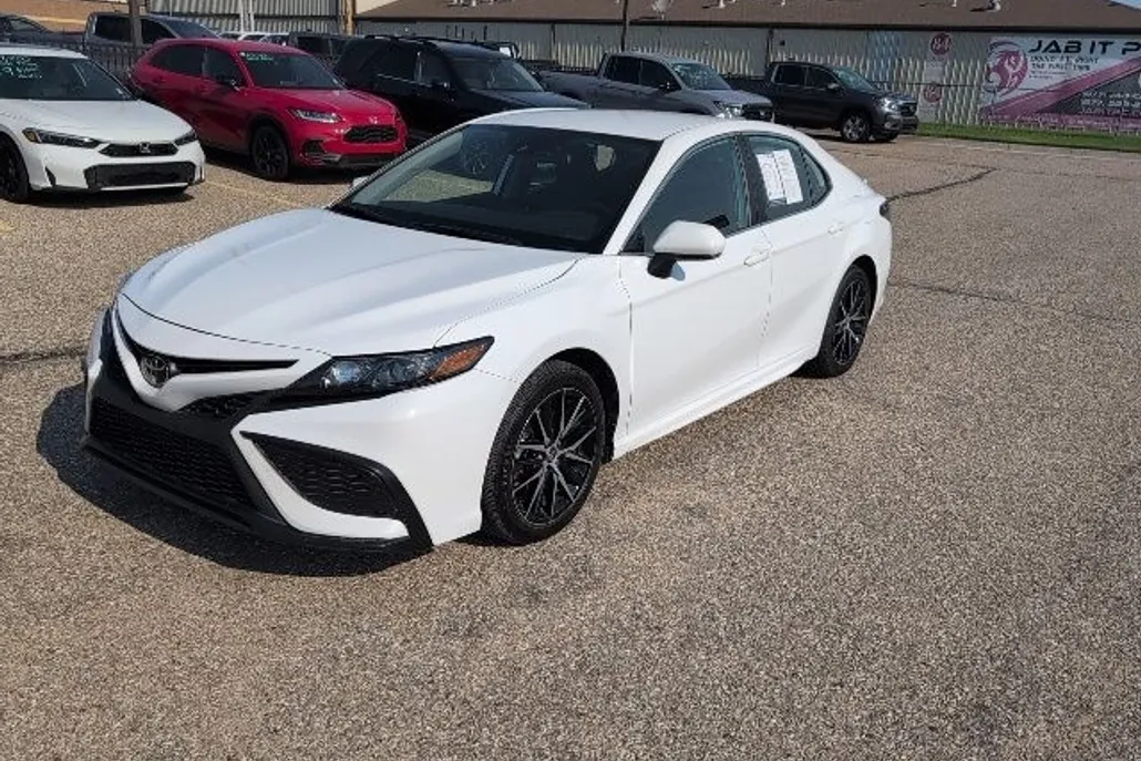 2024 Toyota Camry SE photo 1