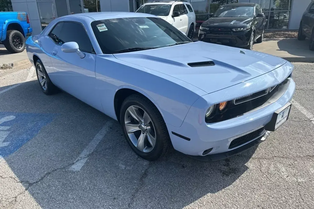 2015 Dodge Challenger SXT photo 1