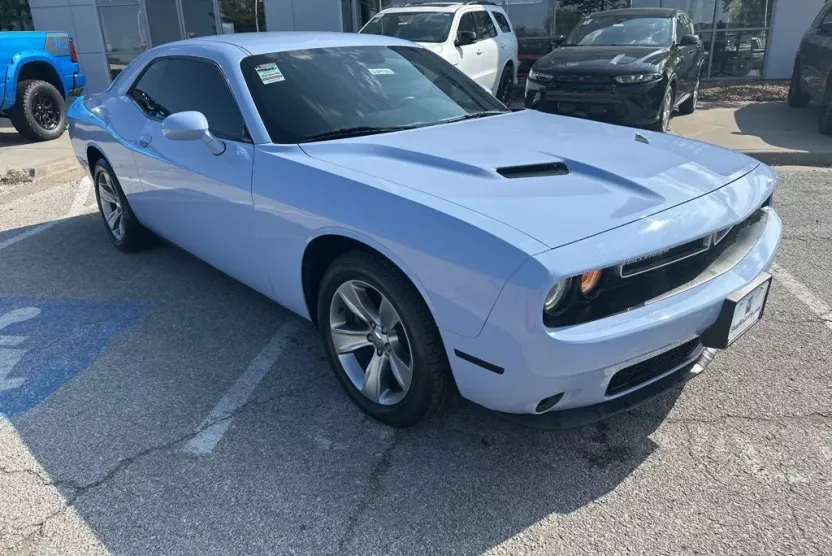 2015 Dodge Challenger SXT photo 1