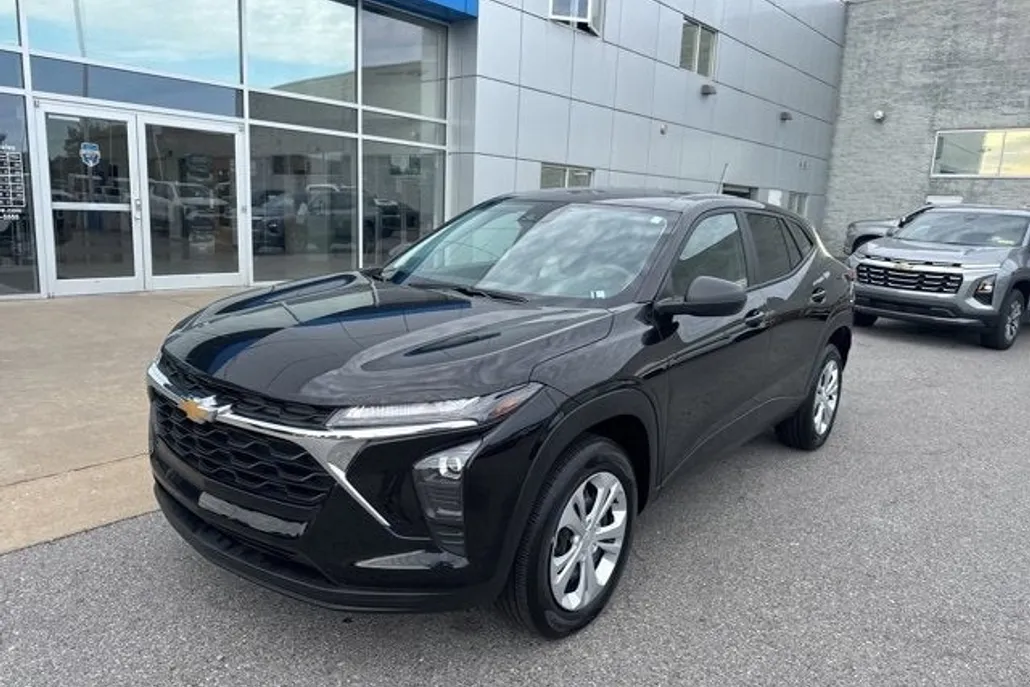 2025 Chevrolet Trax LS photo 1