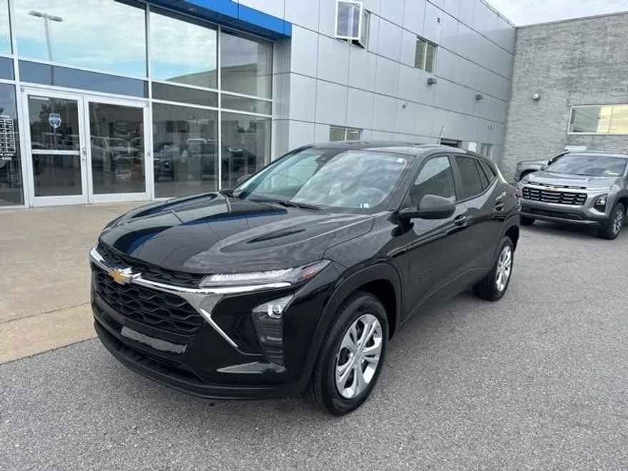 2025 Chevrolet Trax LS photo 1