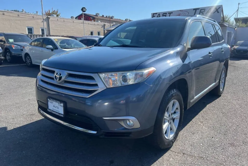 2013 Toyota Highlander Plus photo 1