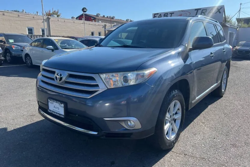 2013 Toyota Highlander Plus photo 1