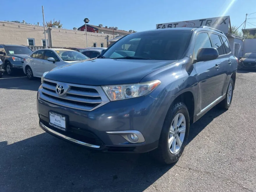2013 Toyota Highlander Plus photo 1