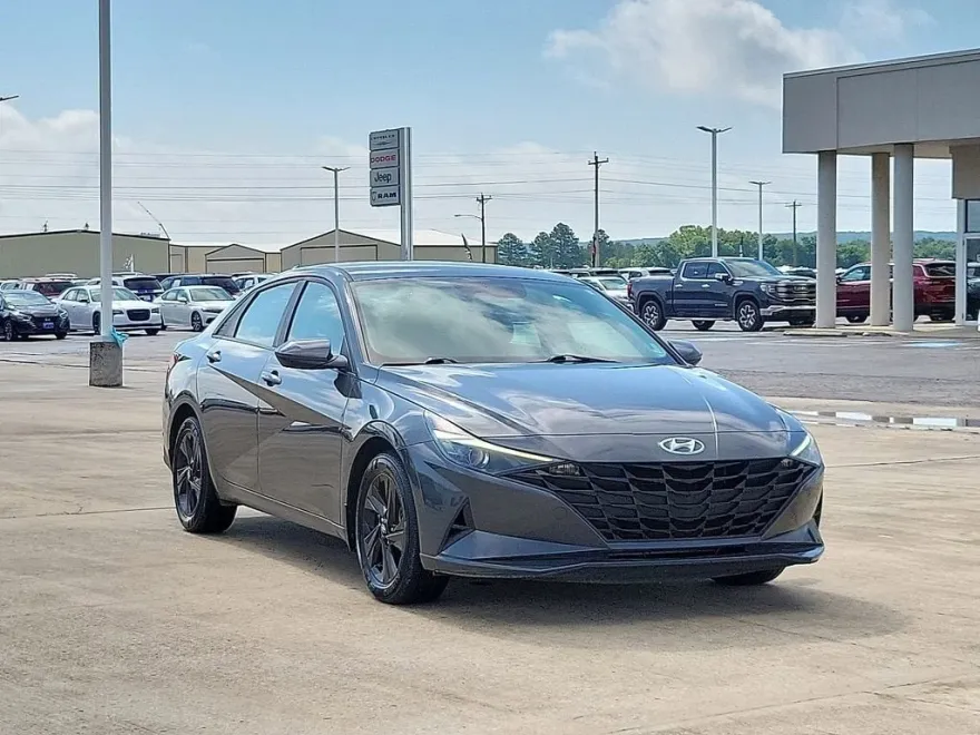 2023 Hyundai Elantra SEL photo 1