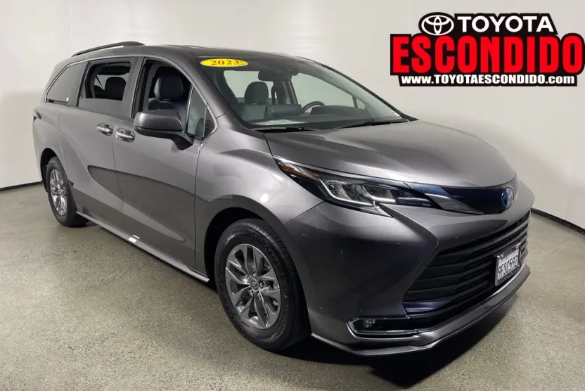 2023 Toyota Sienna XLE photo 1