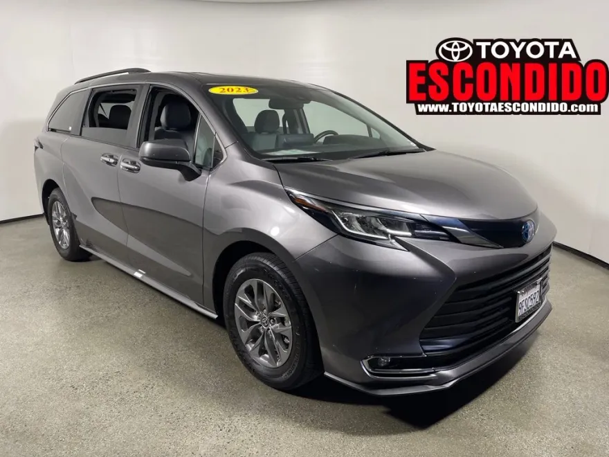 2023 Toyota Sienna XLE photo 1