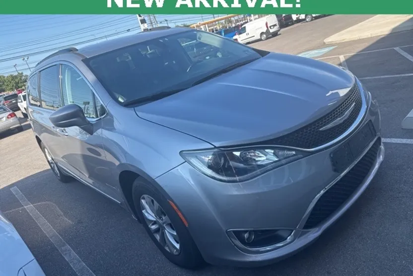 2017 Chrysler Pacifica Touring L photo 1