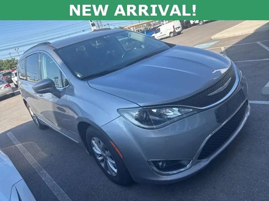 2017 Chrysler Pacifica Touring L photo 1