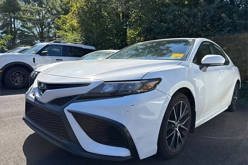 2022 Toyota Camry SE photo 1
