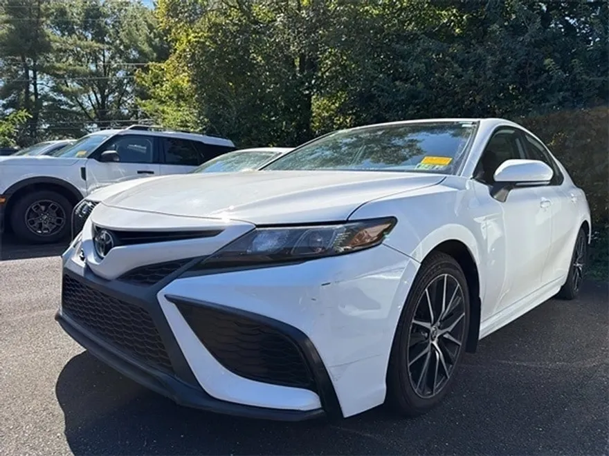 2022 Toyota Camry SE photo 1
