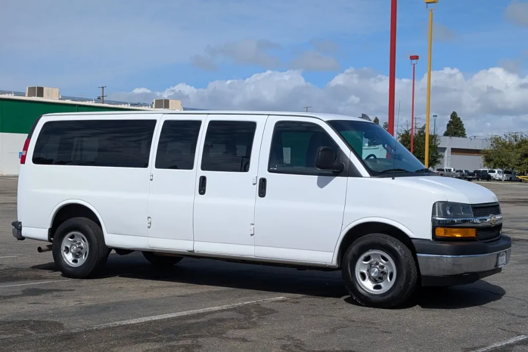 2018 Chevrolet Express 3500 Passenger Van photo 1