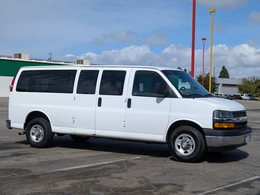 2018 Chevrolet Express 3500 Passenger Van photo 1