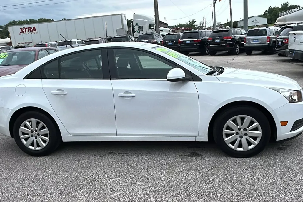 2011 Chevrolet Cruze LT photo 1