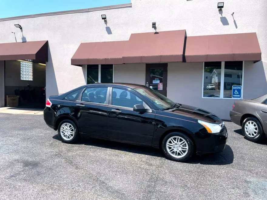 2010 Ford Focus Sedan photo 1