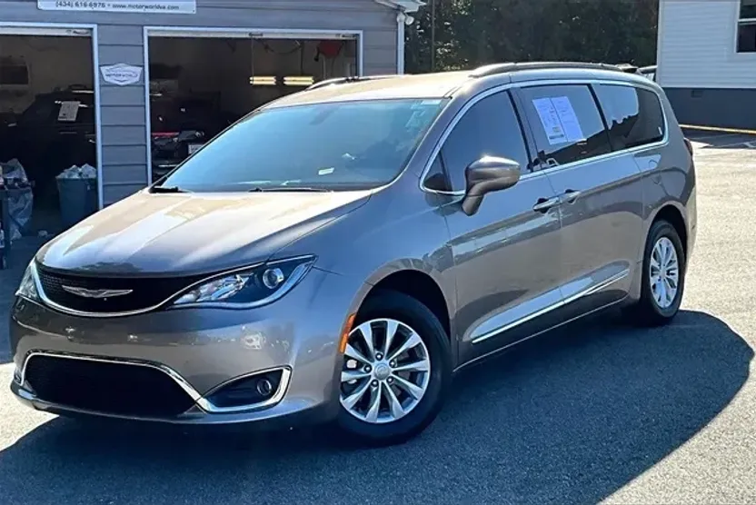 2017 Chrysler Pacifica Touring L photo 1