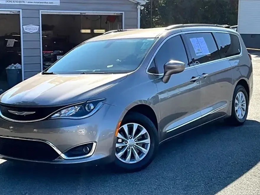 2017 Chrysler Pacifica Touring L photo 1