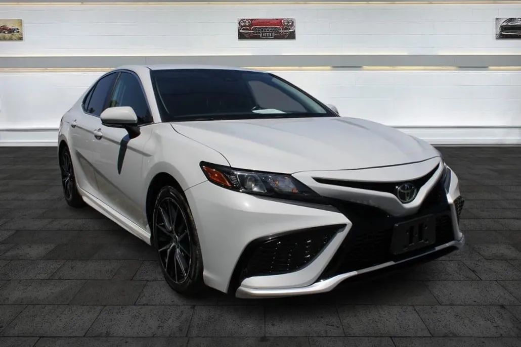2022 Toyota Camry SE photo 1