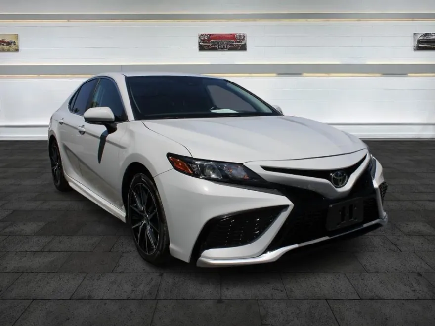 2022 Toyota Camry SE photo 1