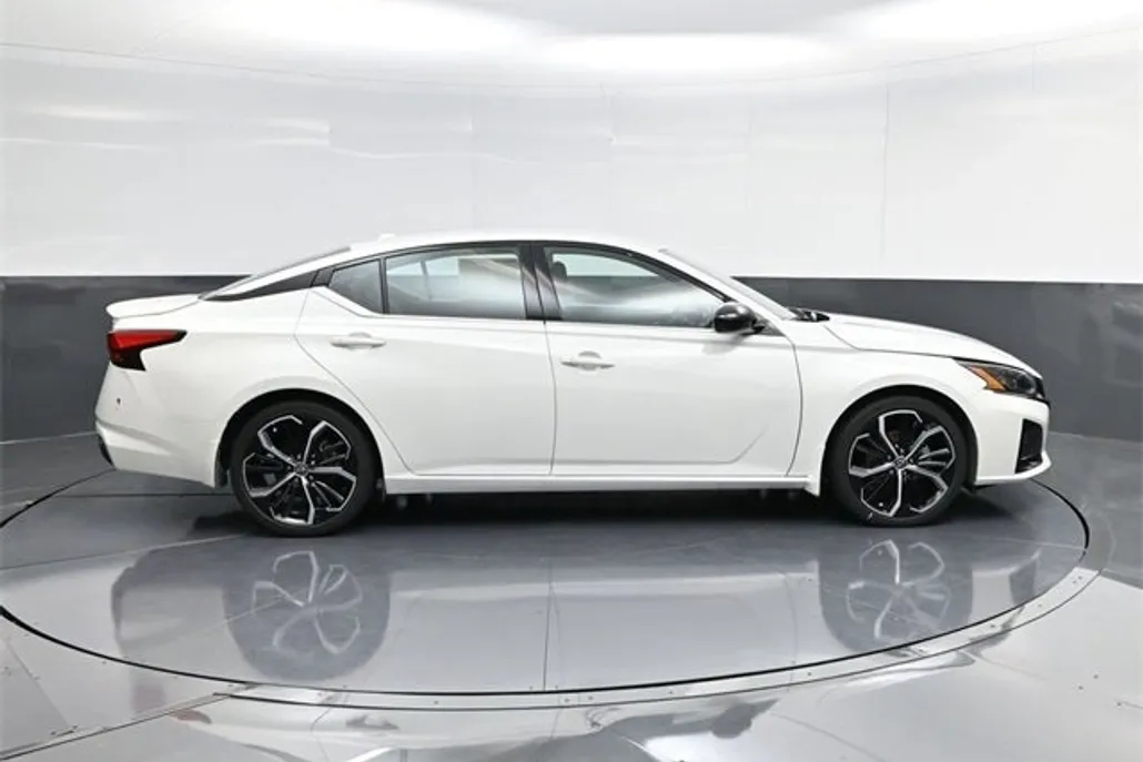 2023 Nissan Altima 2.5 SR photo 1