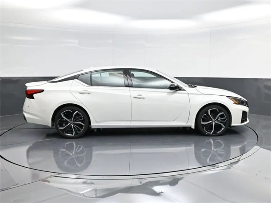 2023 Nissan Altima 2.5 SR photo 1