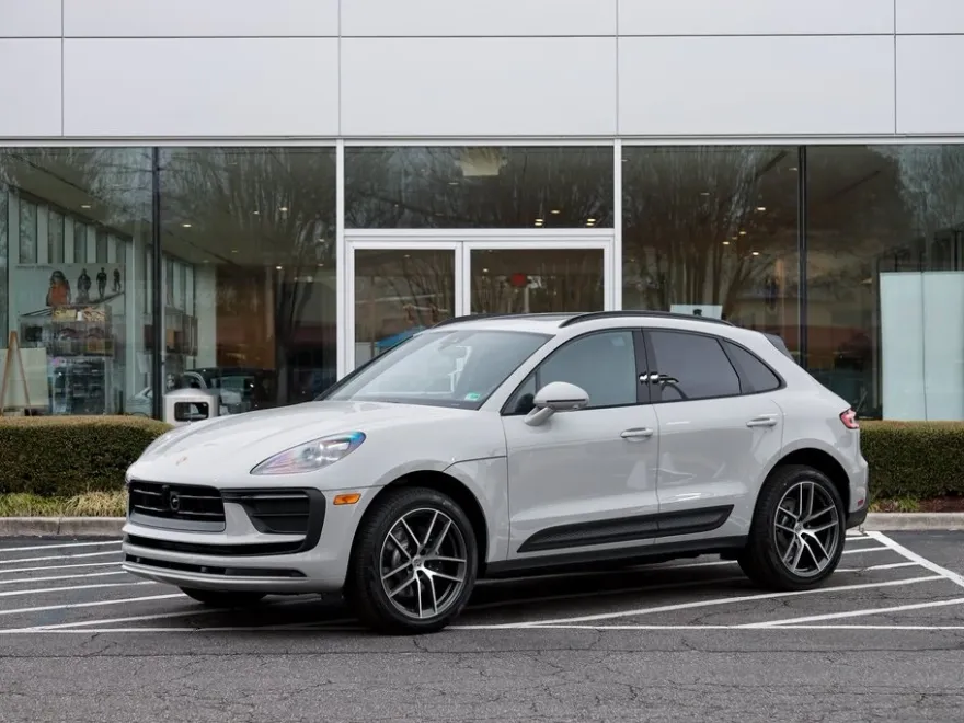 2025 Porsche Macan T photo 1
