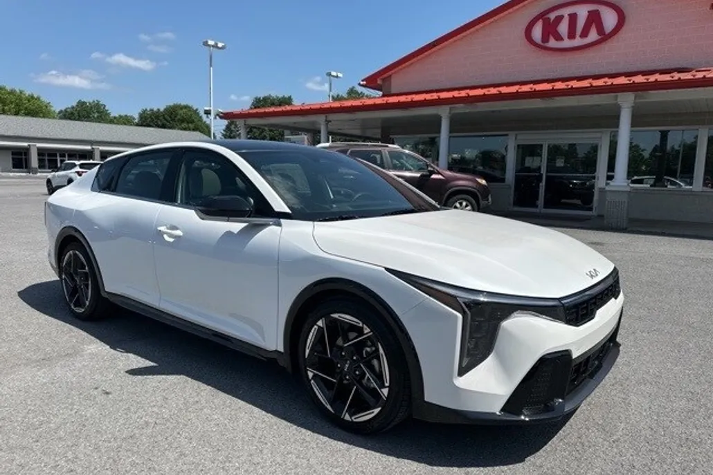 2025 Kia K4 GT-Line photo 1