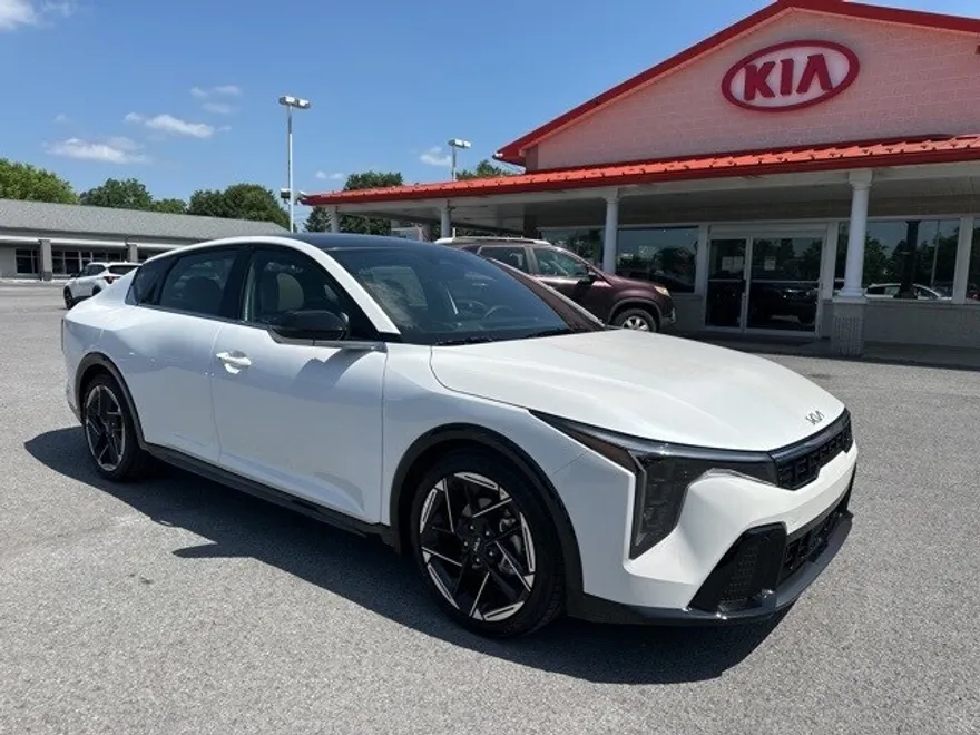 2025 Kia K4 GT-Line photo 1